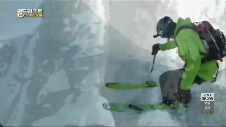절벽 꼭대기에서 스키타는 남자