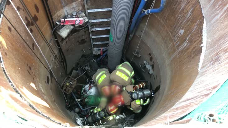 맨홀 작업중 가스중독, 3명 참변