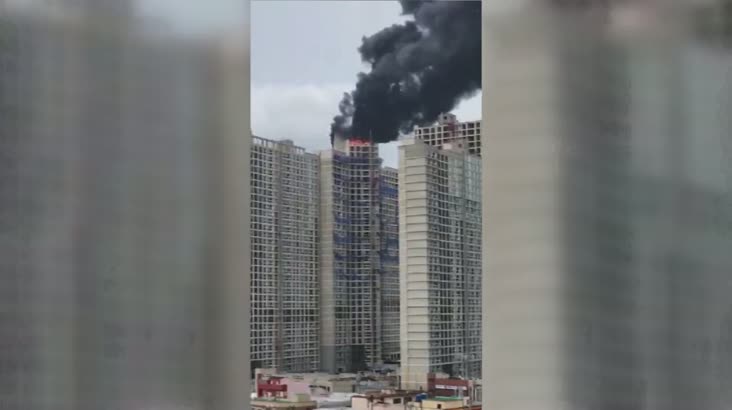 [시청자 제보 영상]부산 덕포동 신축 아파트 공사장서 화재 발생-인명피해 없음