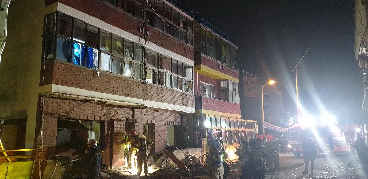 창원 한 빌라서 폭발사고…6명 중경상