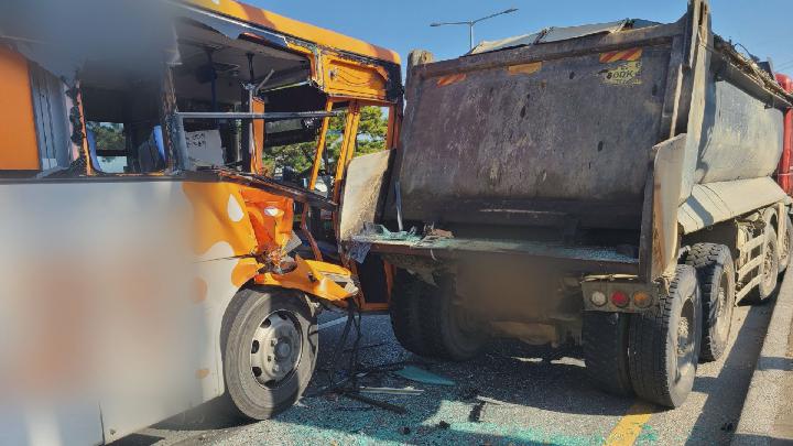 시내버스가 25톤 트럭 추돌, 9명 부상