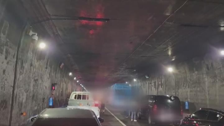 부산 구덕터널 내 연기발생, 1시간여 차량 정체