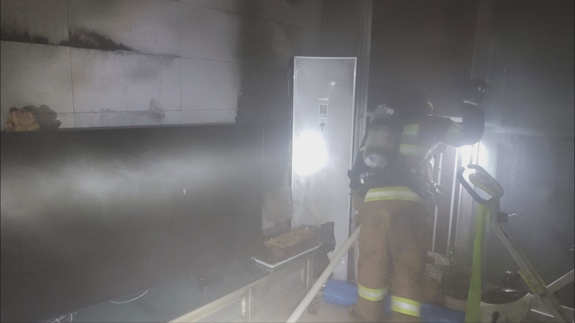 한밤 아파트 거실 에어컨 화재…주민 10여 명 대피