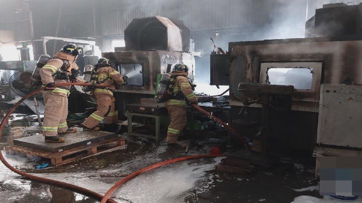 공장 화재로 50대 직원 화상…대피 소동