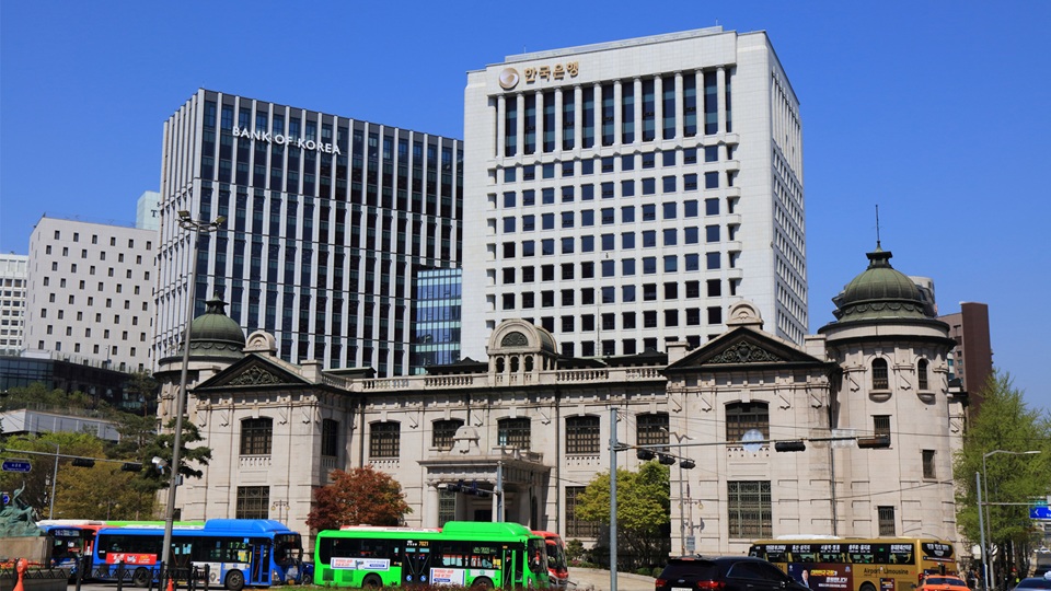 한은, 올해 성장률 1.0%·내년 1.8%로 상향…3년 연속 ‘1%대’ 전망