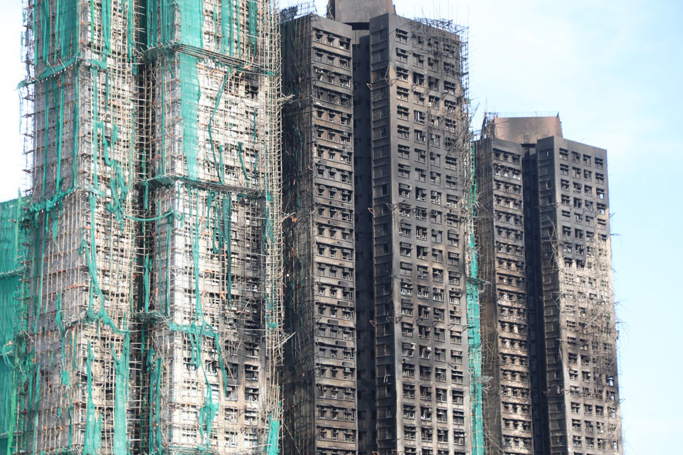 홍콩 아파트 대형 화재, 노후건물 보수시장 ‘부패 구조’ 드러냈다