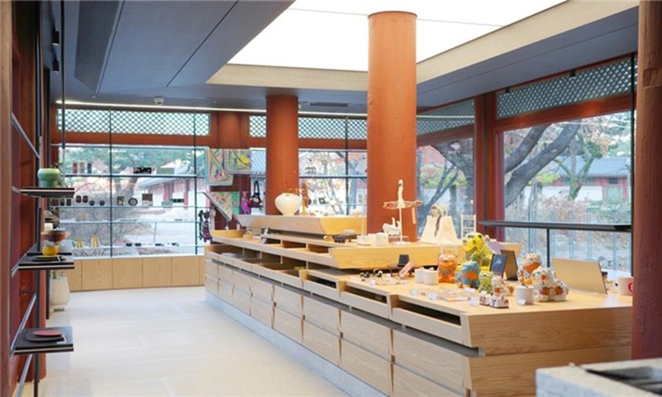 ‘케데헌’이 바꾼 궁궐 풍경…전통문화 상품 매출 161억 ‘역대 최대’