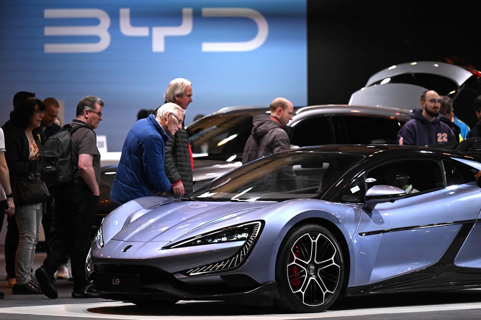 중국 BYD, 테슬라 넘었다…전기차 판매 세계 1위 등극
