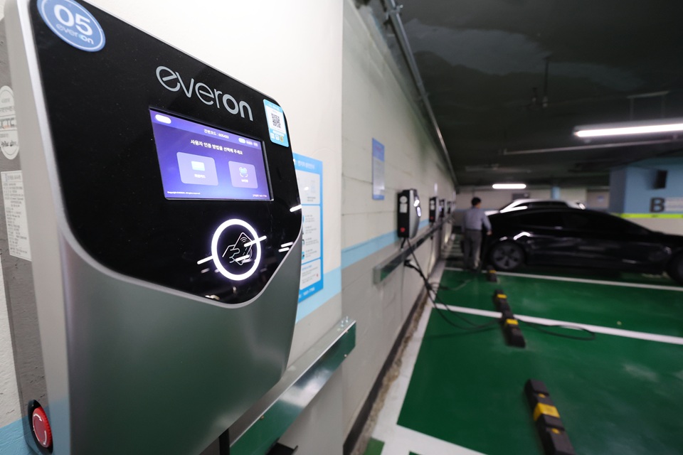 지난해 국내 전기차 22만 대 돌파…모델Y가 시장을 뒤집었다