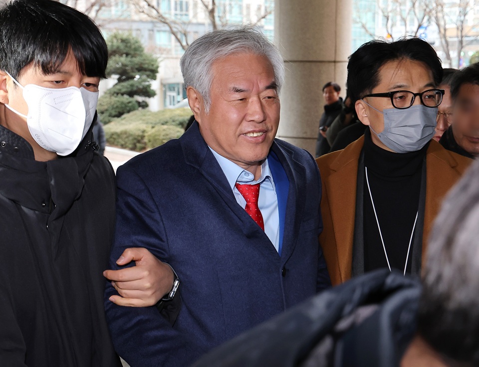 전광훈 목사 구속송치…서부지법 난동 사태 교사 혐의