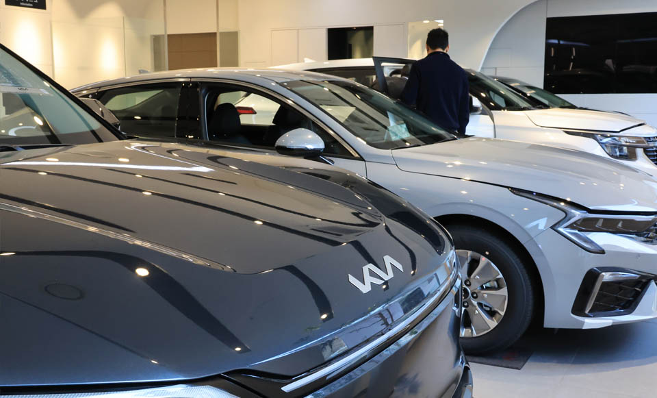 기아, 美 관세 여파에 작년 영업이익 28% 감소…매출·판매는 사상 최대