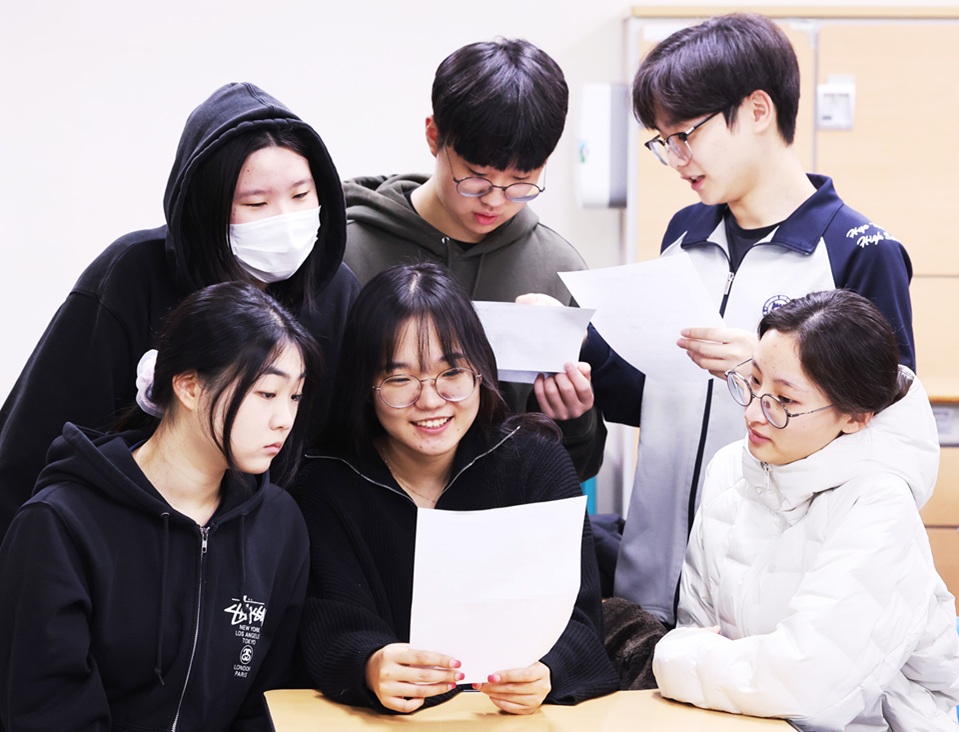 수험생 3명 중 2명 “수능 성적 기대 이하”…정시서 ‘상향 지원’ 늘어