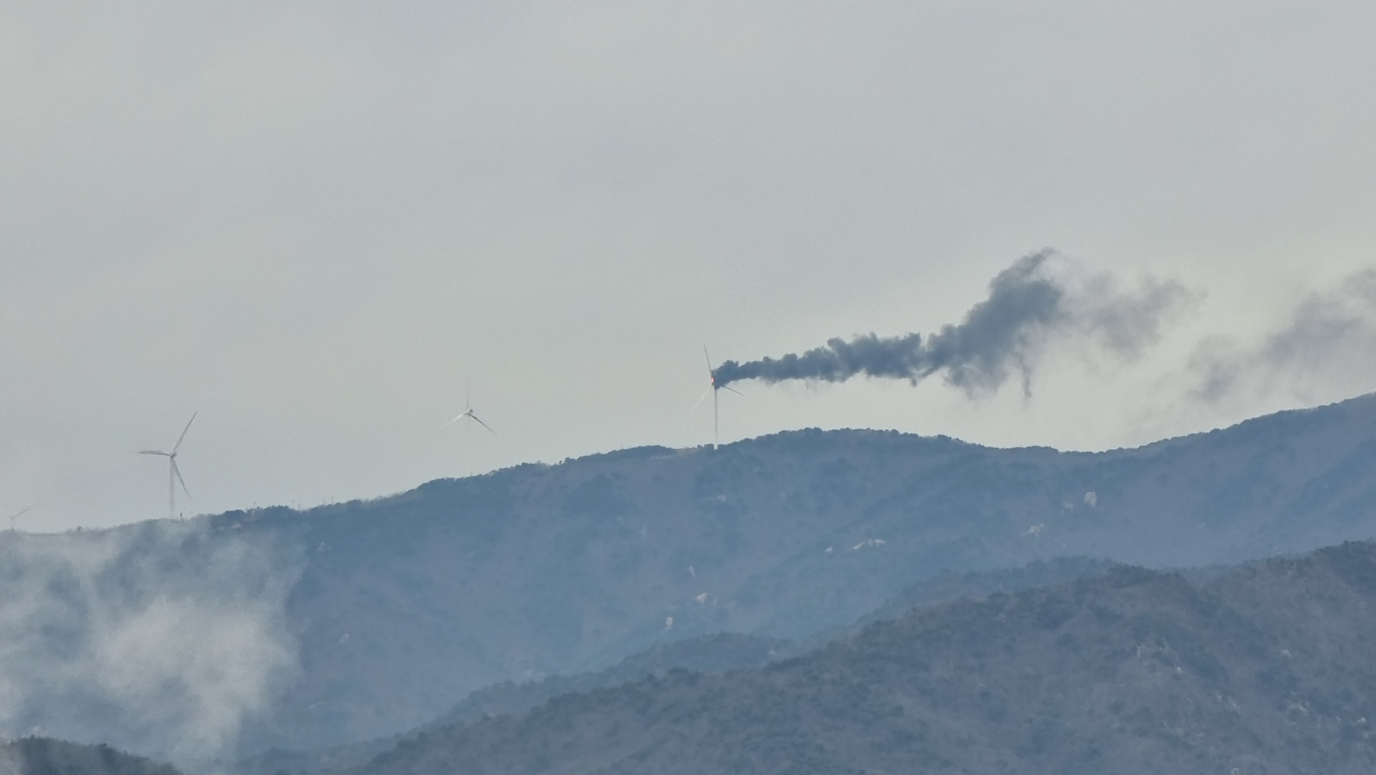양산 에덴벨리 풍력발전기에서 불, '산불 우려'