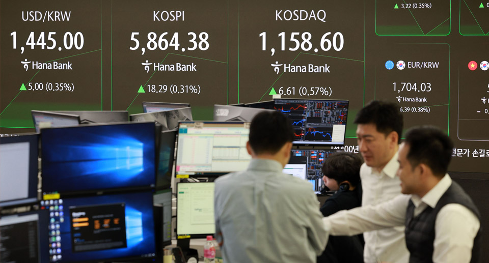 코스피, 장중 5,800선 깨지기도…‘글로벌 관세’ 기습 인상 영향