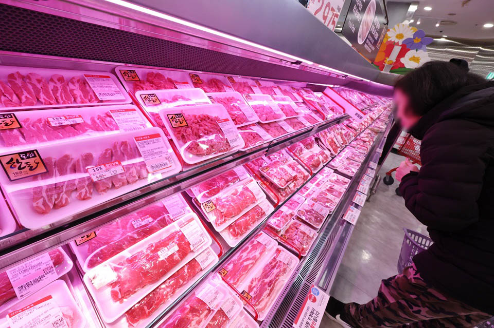 축산물 가격 두 자릿수 상승…쌀·과일까지 ‘밥상물가’ 부담