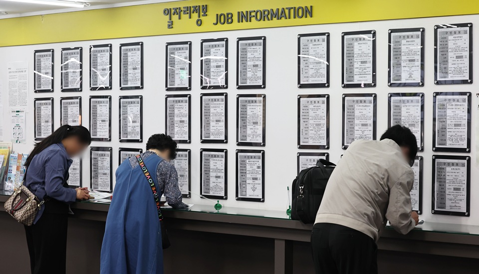 취업자 두 달째 증가…청년층 41개월째 감소 ‘고용 양극화’