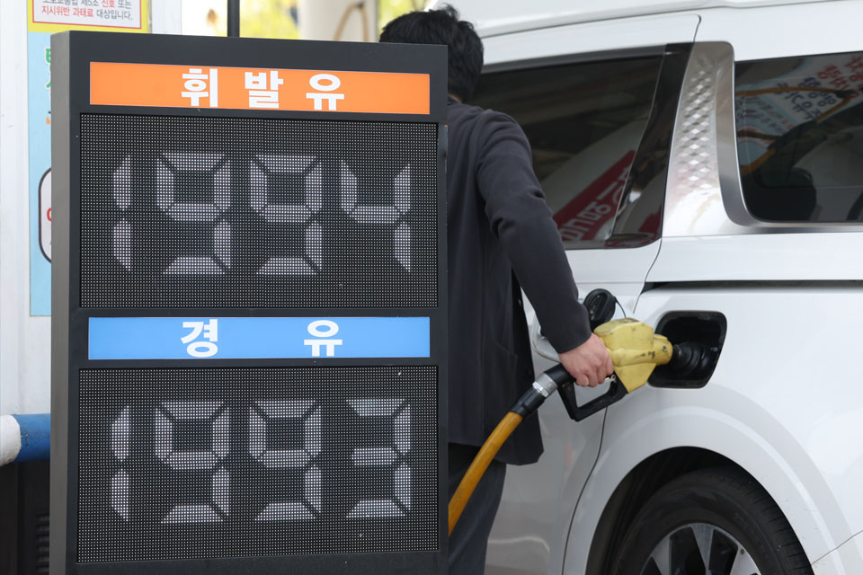 ‘4차 석유 최고가격’ 또 동결…정부 “수요 관리 측면 고려”