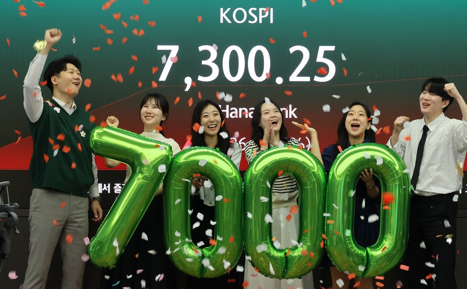 코스피 7,000선 돌파…반도체 급등에 ‘7천피’ 시대 열려