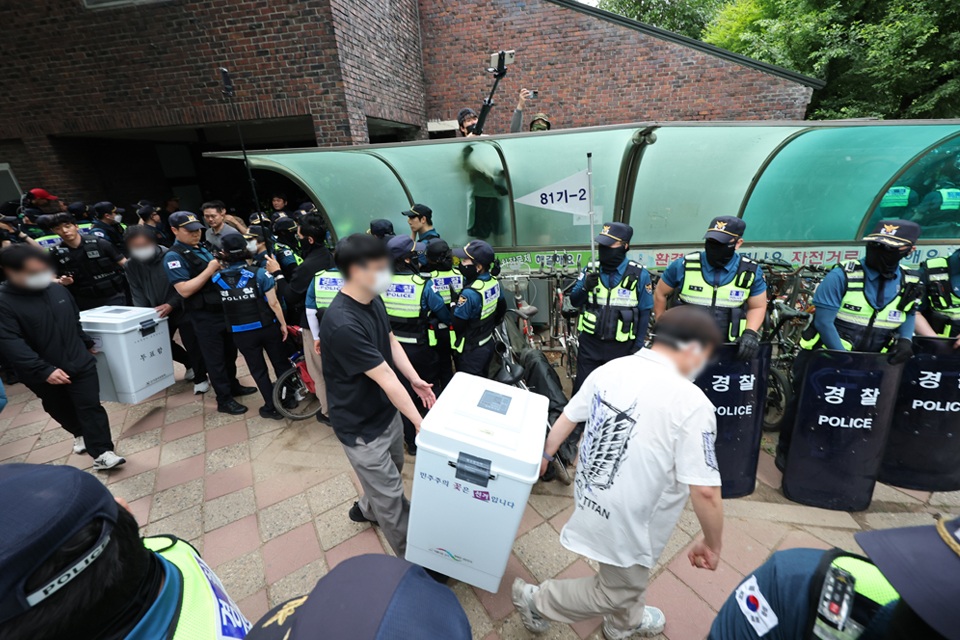 ‘잠실 투표소’ 시위대 강제 해산 뒤 투표함 2개 확보…개표소 이송