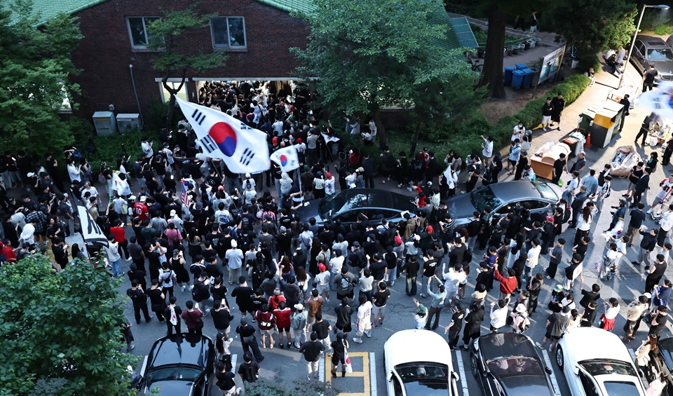 선관위, 투표용지 인쇄 기준 50%로 축소…공식 회의 없이 결정
