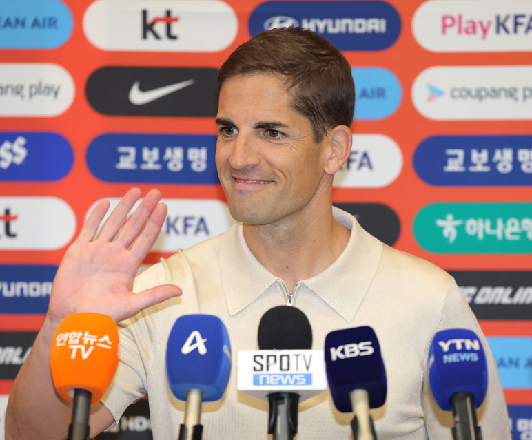 모레노 “한국 대표팀을 더욱 자랑스럽게 만들겠다”…임시 감독으로 입국
